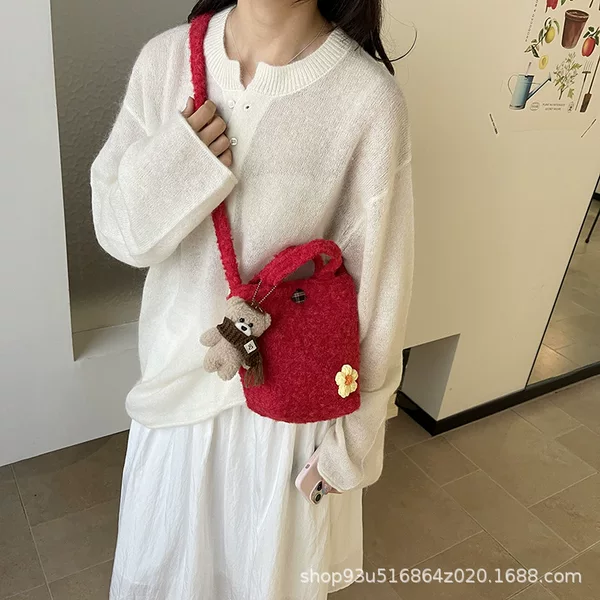 Cute bear pendant handbag for girls, 2026 new autumn/winter collection, a stylish and unique shoulder bag with a sweet and charming design