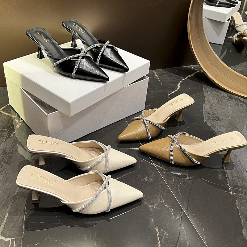 2025 nuevo tipo de verano con zapatillas de tacones delgados de tacones altos para mujeres con punta de cabeza de bolsillo de media zapatillas con diamante