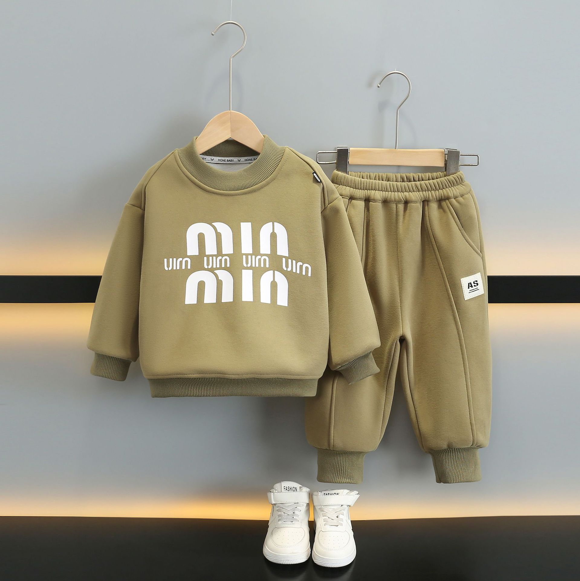 6743 Traje de suéter para niños más terciopelo engrosamiento ropa de invierno para niños 2025 otoño e invierno nuevo traje deportivo para bebés de dos piezas