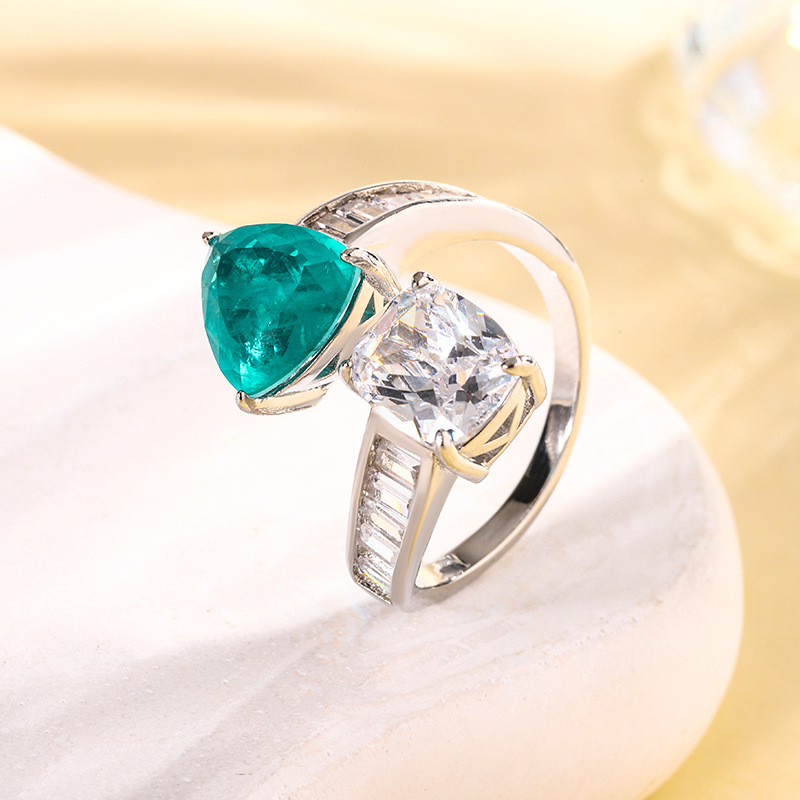 2024 Shengsheng Jewelry Fondo de cobre chapado en oro simulación tesoro de color corindón fertilizante triángulo temperamento anillo femenino 10*10-8*10