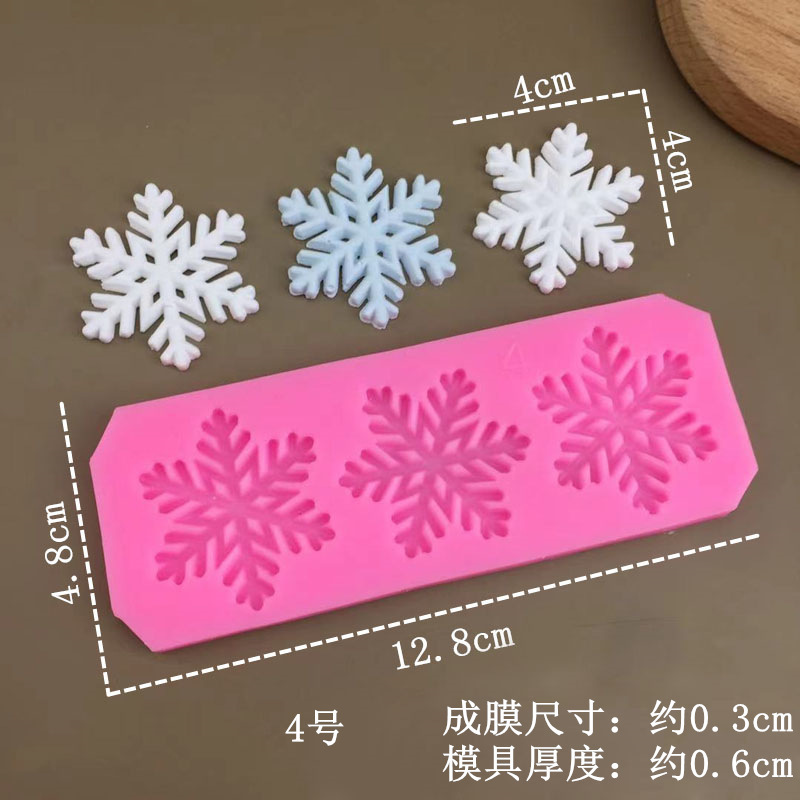 クリスマスの雪の形は砂糖の食品級のシリカゲルの鋳型のチョコレートのシリカゲルの形をひっくり返します。|undefined