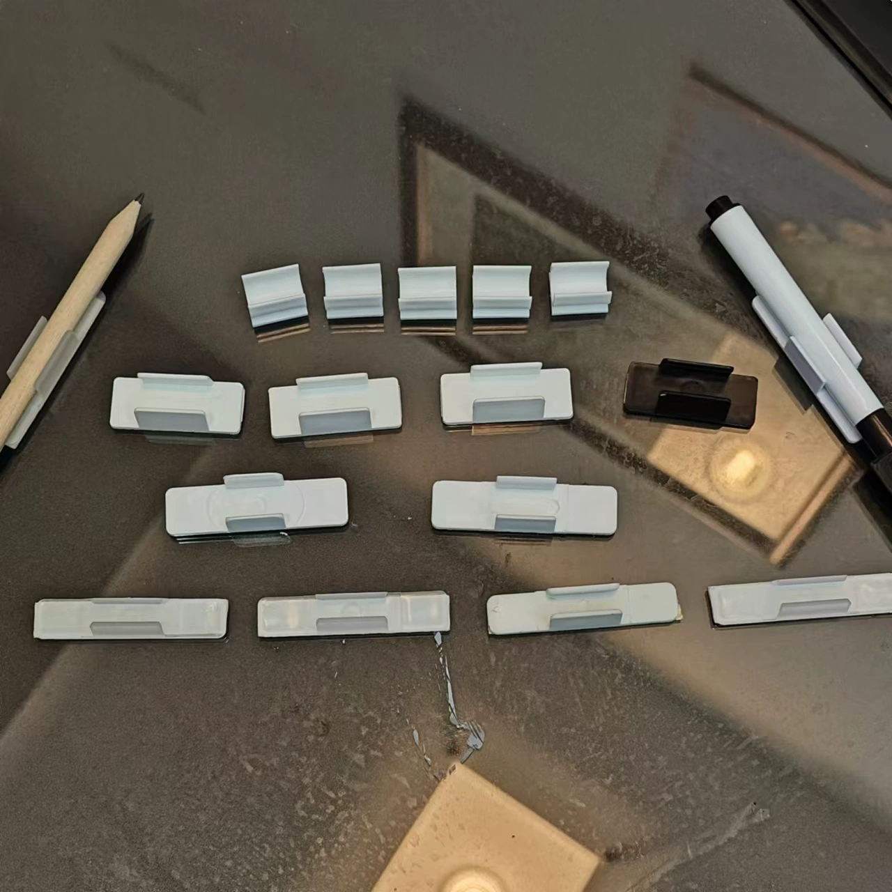 Поставка зажим для карандашей. Большой пластиковый зажим для ручки. Лобная ручка держатель карандаша держатель ручки U-образный держатель ручки пластиковый зажим