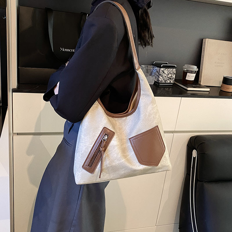 Bolsa de viaje multi-bolsillo 2025, primavera, nuevo retro versátil bolso de hombro de clase, bolsa de gran capacidad para mujeres
