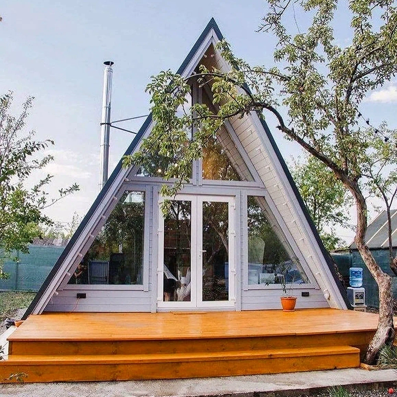Треугольный деревянный дом B&B — антикоррозийная обработка древесины, сборка на улице, мобильный домик
