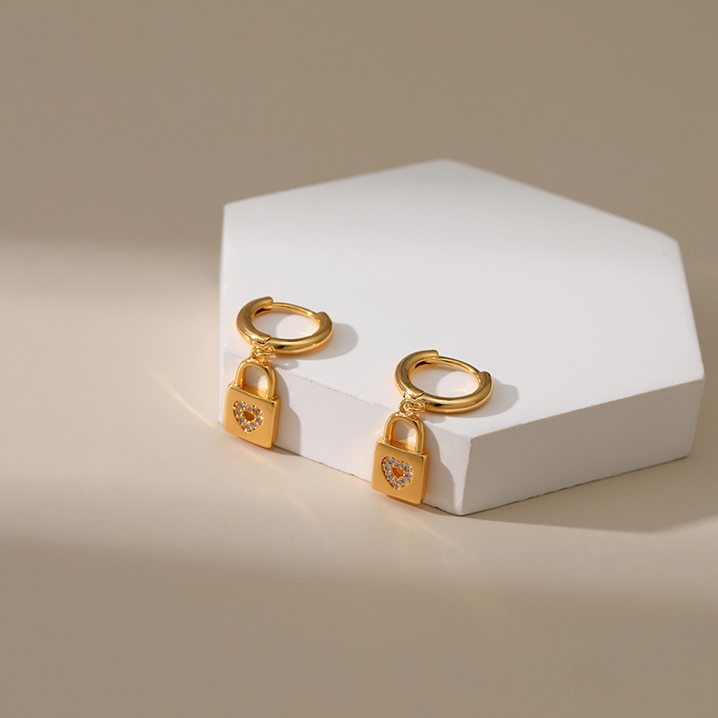 neue 18 Karat Gold eingelegte Zirkonohrringe hohles herzfrmiges Design kleine VerschlusskupferOhrschnallepicture3