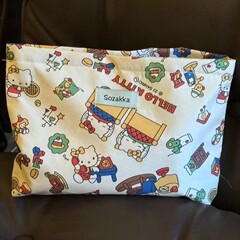 春の夏は軽くて豪華でかわいい少女がぼろぼろのケイティのプリントの化粧袋を並べます。