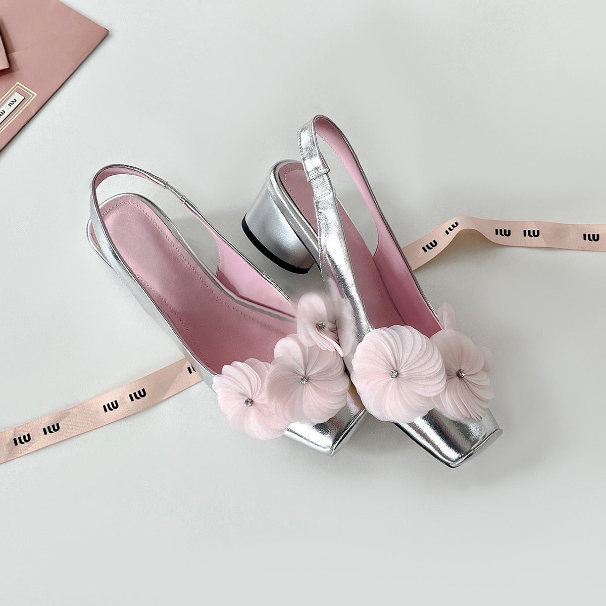 La marea no es sur ~ Zapatos con cabeza de bolso de flores para mujer, sandalias de punta cuadrada de verano, zapatos planos con cinturón de viento de hadas