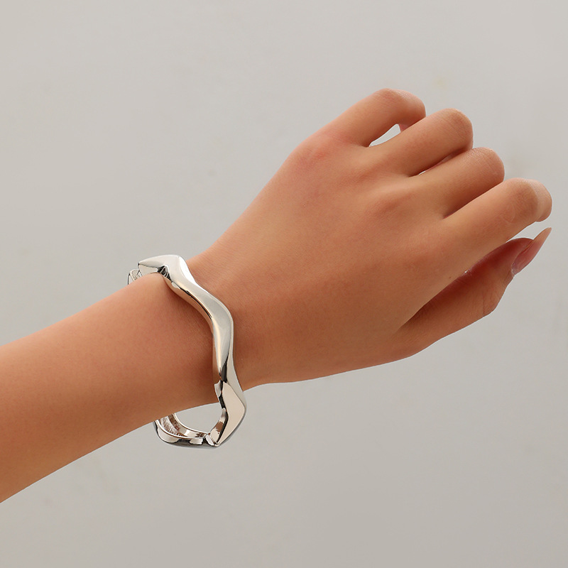 Joyería popular transfronteriza europea y americana, simple y moderna, pulsera de metal hueca de borde ancho, única y llamativa.