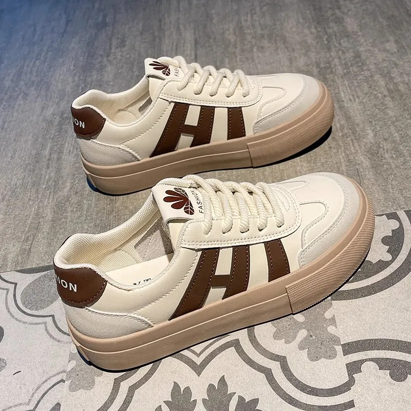 Zapatos blancos 2025 nuevo estilo de primavera y otoño nicho de diseño retro de altura de skate zapatos deportivos de moda casual