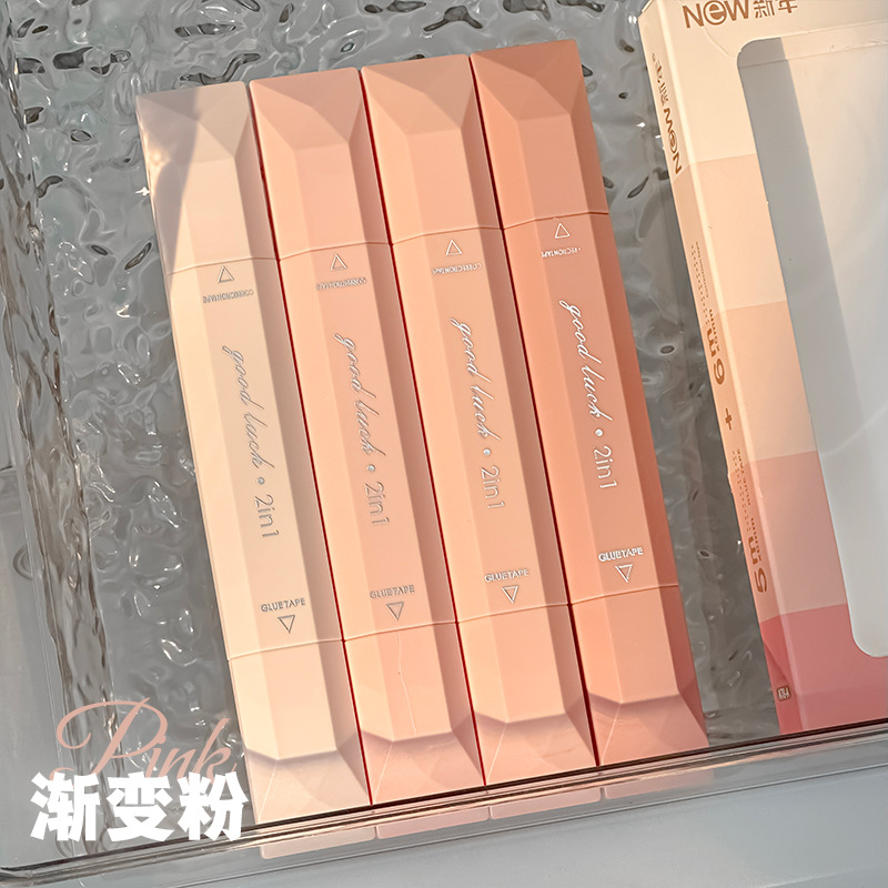 La nueva cinta correctora dos en uno, un poco de pegamento, pequeño libro rojo, el mismo párrafo, cinta correctora de doble cabezal y doble propósito, papelería para estudiantes