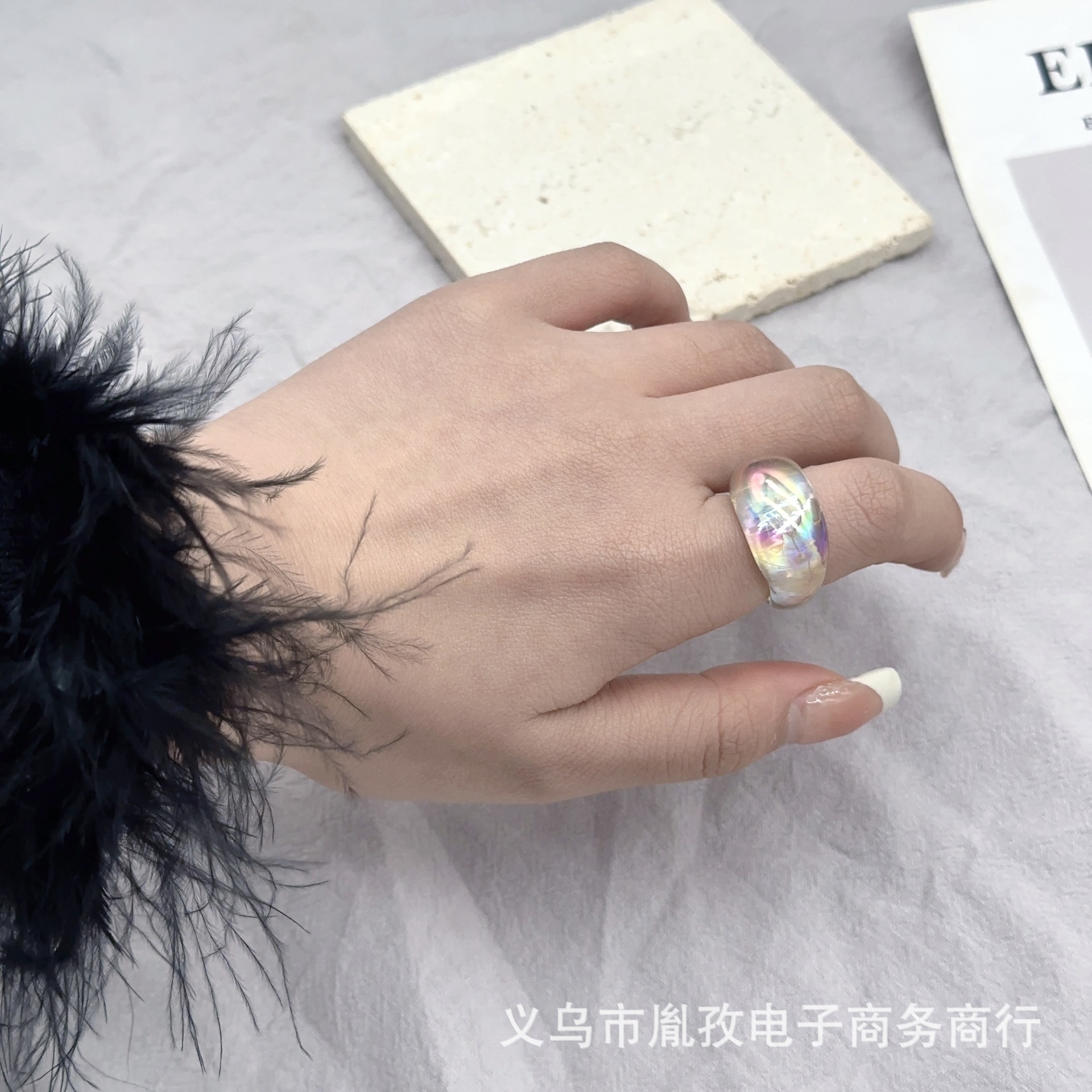 Nuevo japonés y coreano ins estilo neto rojo retro colorido resina acrílico anillo de las mujeres de moda simple estilo frío anillo