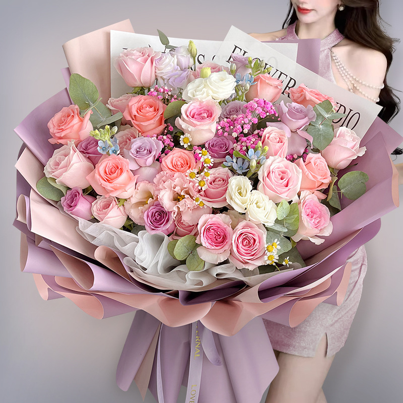 [로맨스와 공유] 장미와 리시안셔스가 섞인 큰 꽃다발