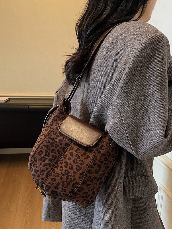 Otoño y invierno bolsos populares de moda mujeres nuevas bolsas de cubo de piel de ciervo transfronterizas de alta calidad retro versátil bolso de hombro