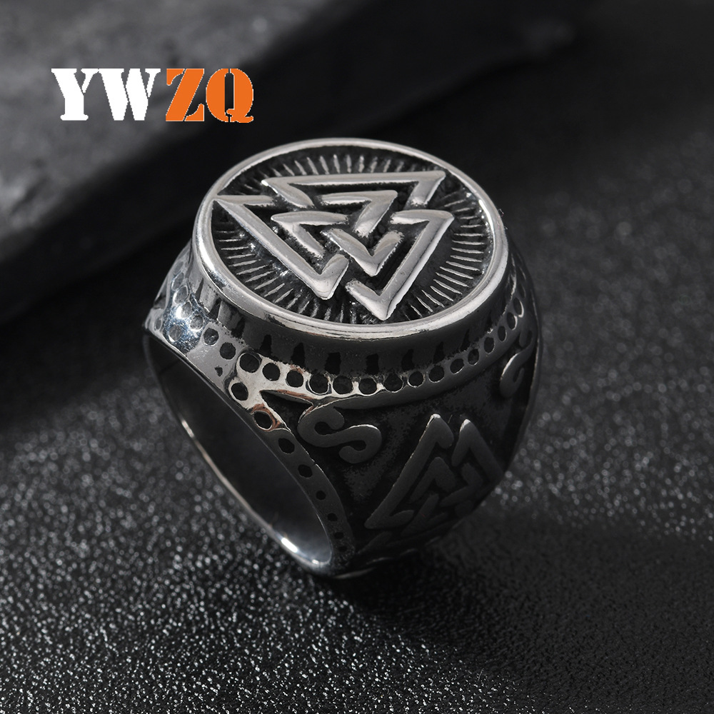 Anillo de hombre retro transfronterizo nórdico anillo triangular de fundición anillo de viento punk joyería de acero inoxidable al por mayor