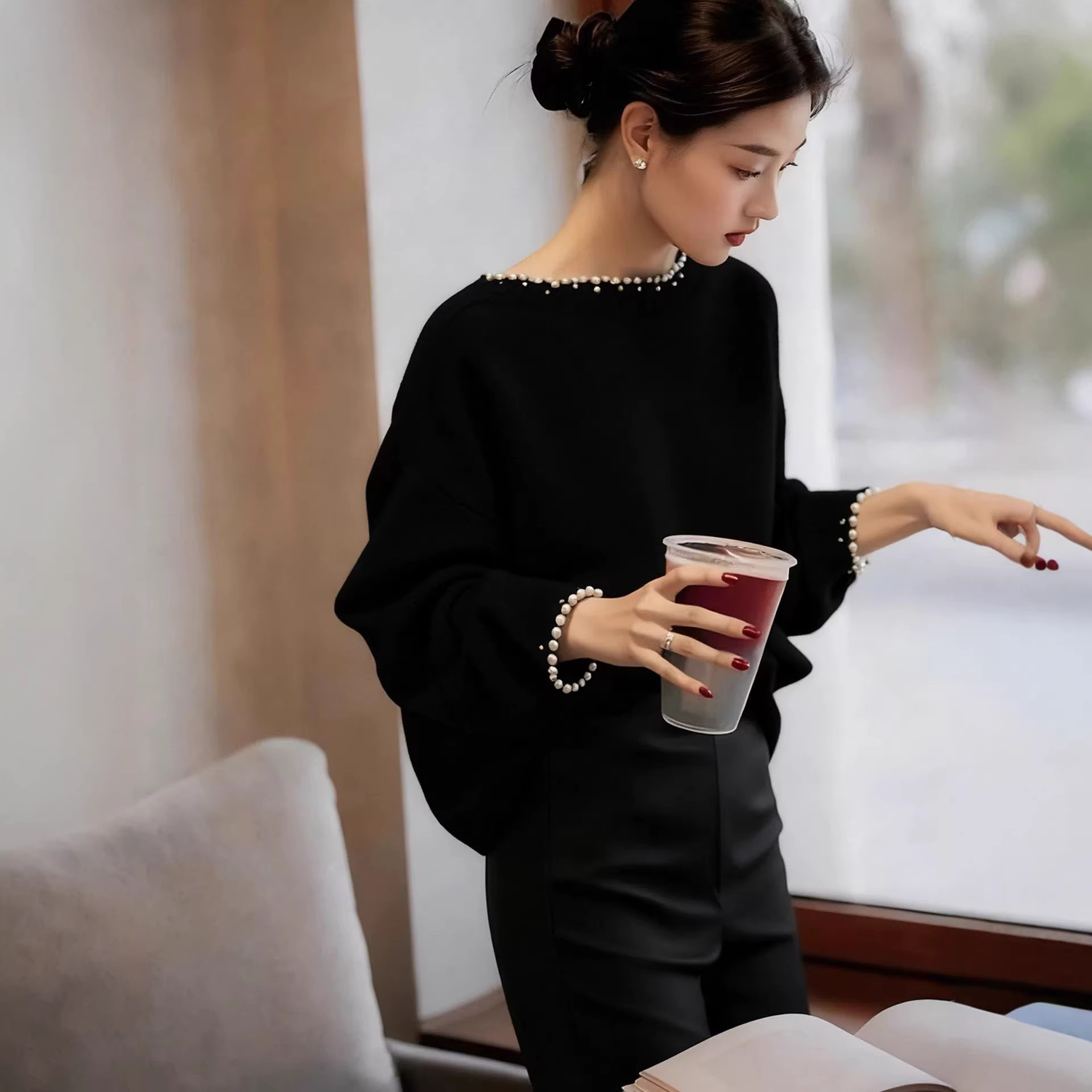 Áo len nữ cổ một vai đính ngọc trai tay dài dáng rộng — đen