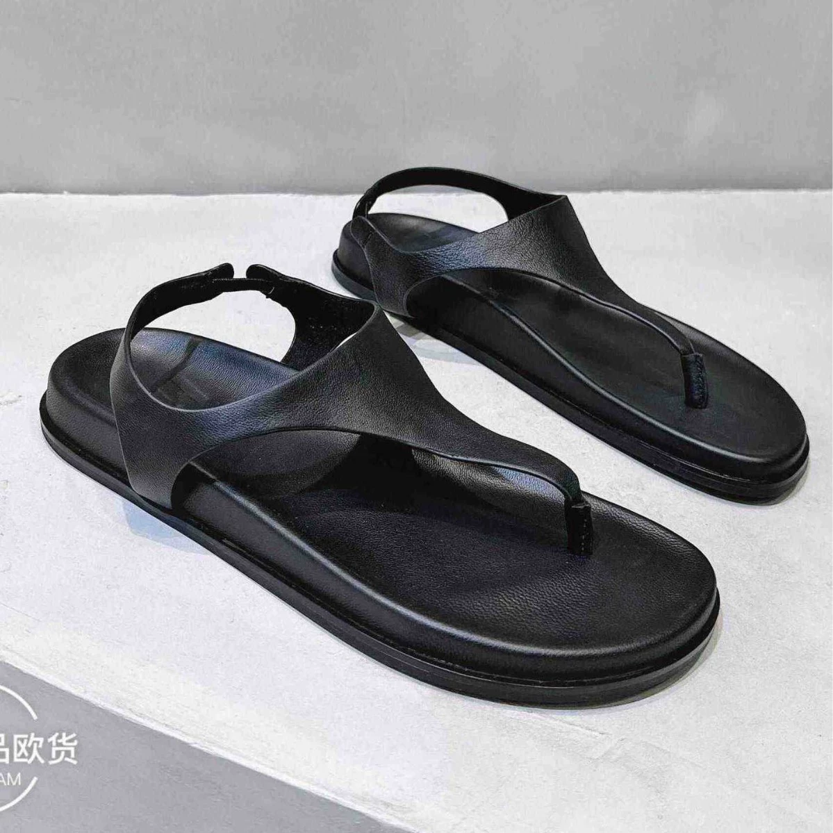 Европейский 2024 новый летний толстый кожаный сетчатый красный елочкой тапочки носить повседневные плоские ножки римские сандалии женские