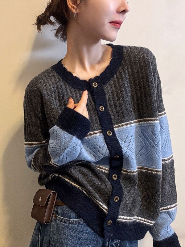 Plus-size women's color-block striped knit cardigan, European style, 2026 autumn collection, new European fashion sweater coat Plus-size women's color-block striped knit cardigan, European style, 2026 autumn collection, new European fashion sweater coat