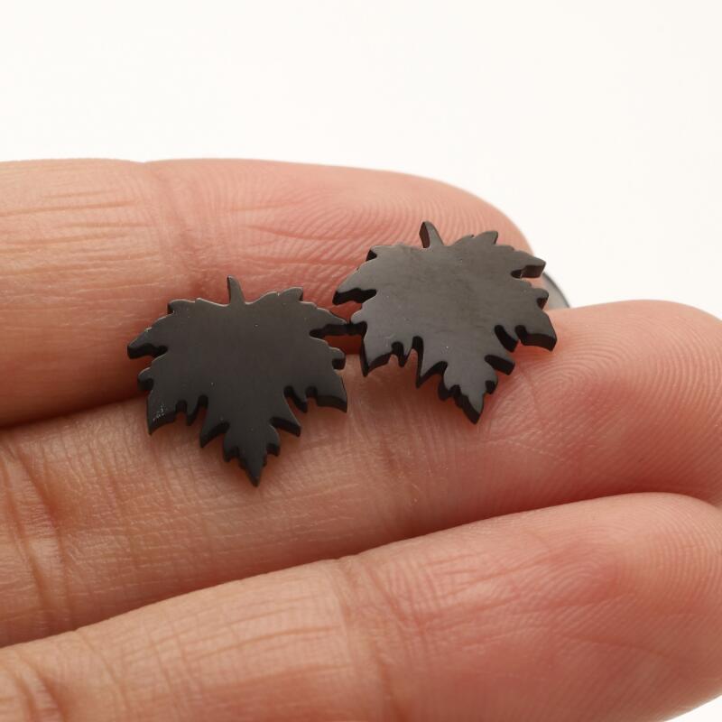 Maple Leaf Pattern Women'S Gender PVD Coated 18K Gold Real Gold Plated Maple Leaf 304 Stainless Steel Simple Style Commute Waterproof Non Tarnish Ear Studs