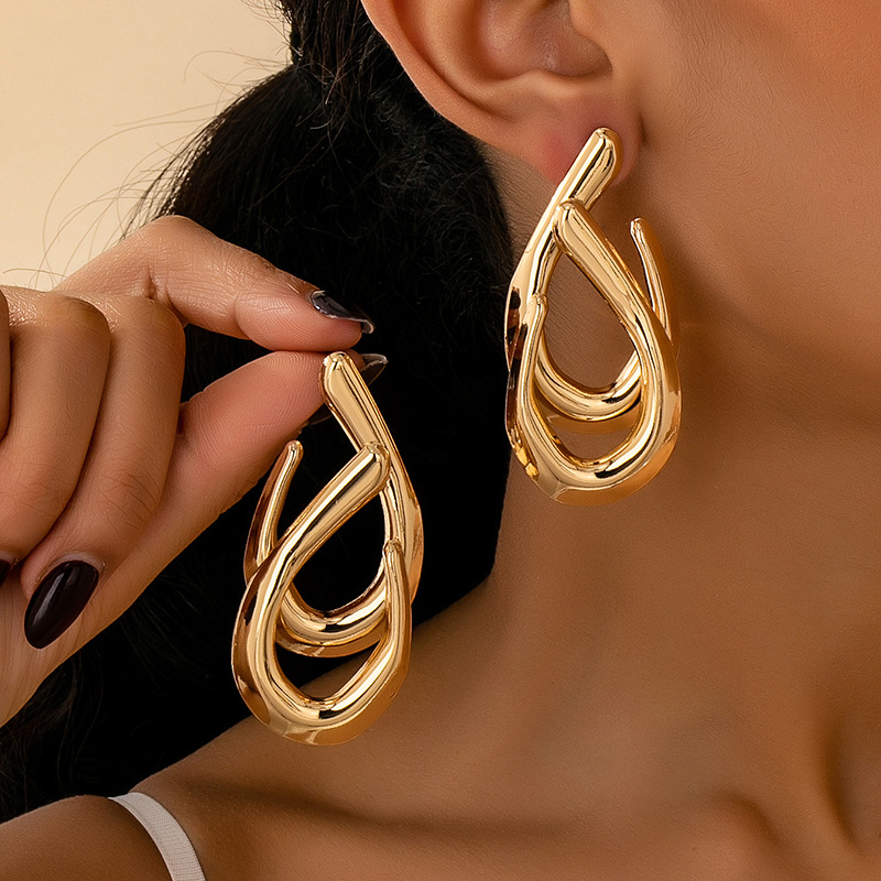 A pair of fashionable and personalized geometric irregular splicing…