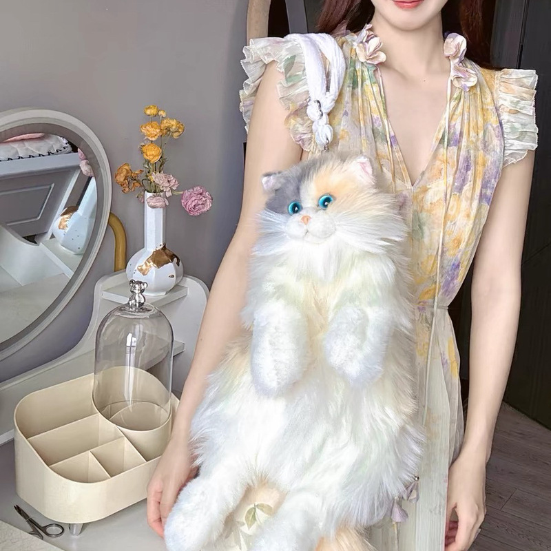 震え音の同じタイプの三花猫は猫の人形のぬいぐるみのぬいぐるみの猫のリュックサックの誕生日プレゼントをシミュレーションします。|undefined
