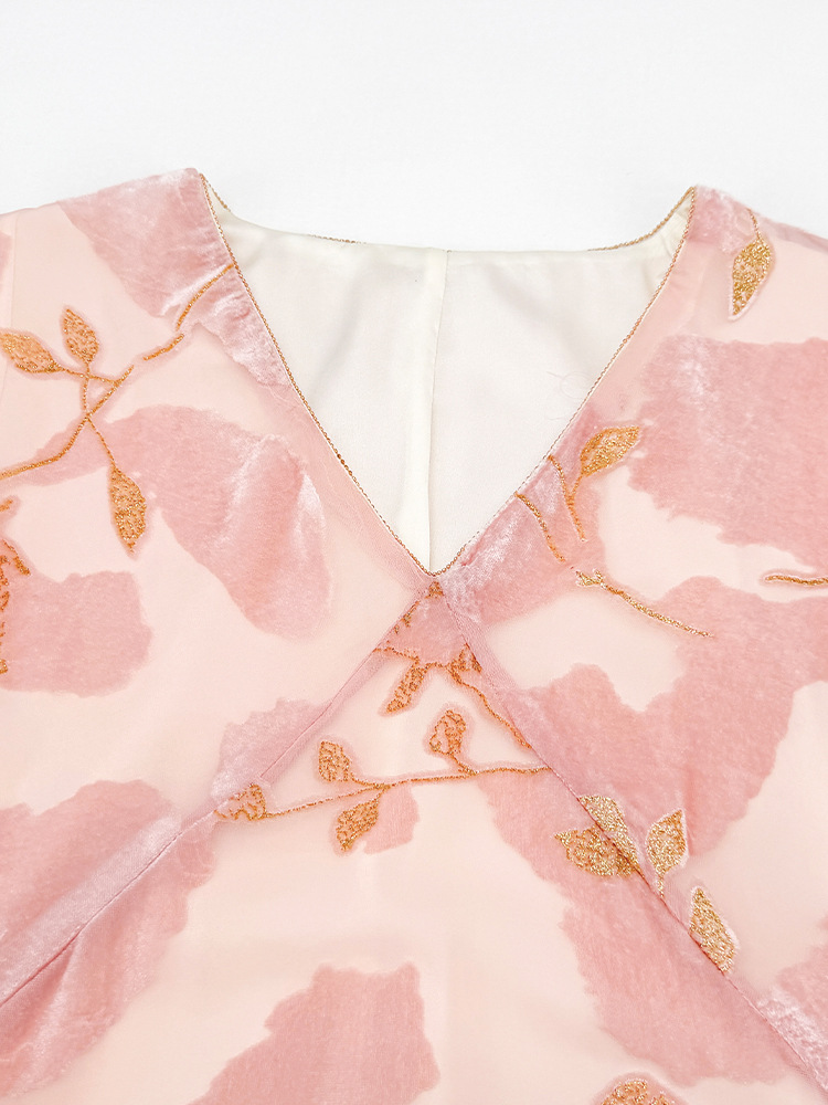 Đầm maxi nữ thắt eo phong cách Trung Hoa họa tiết hoa đốt jacquard mùa xuân 2026 — màu hồng