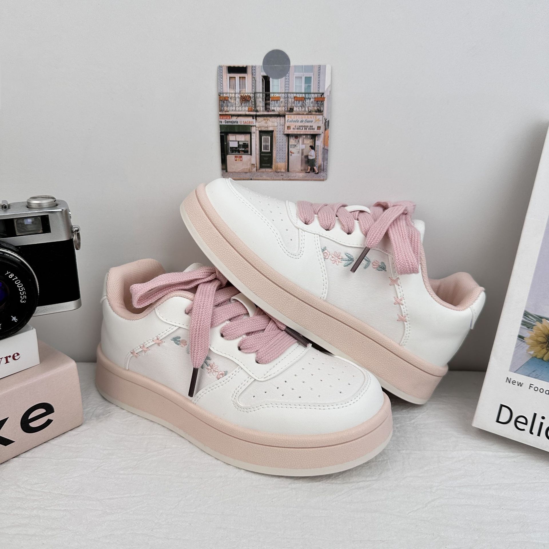 Zapatos de patinaje casuales de ondas distantes para mujeres 2025 verano pequeños zapatos blancos bordados frescos versátiles con suela gruesa aumentando el cabello de zapatos de pan