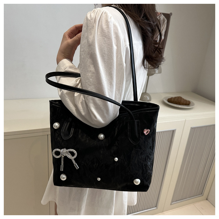 Casual work commuting bag for women, large capacity, new Spring 2025, stylish and simple single-shoulder shopping bag tote bag Application Scenario
