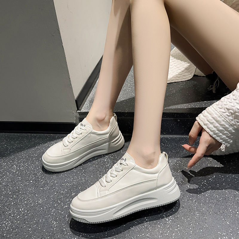 El nuevo valor de la cara de la red super ligera de talón bajo de talón medio de la edición de los estudiantes correa de zapatos de tablero de mujeres pequeños zapatos blancos de suela suave de moda