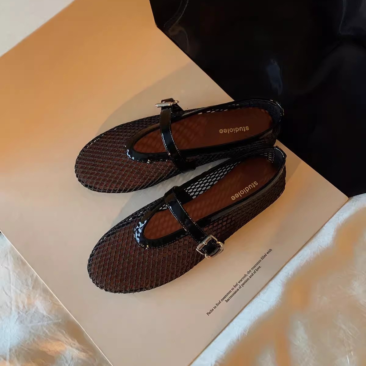 Versión de piel de oveja ~ Grape Madre con el mismo tipo de diamante brillante hebilla de malla superficial de verano zapatos de soltero de mujer