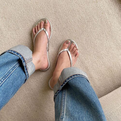 2025 Korean Version Simple Silver Herringbone Women's Summer Flat Beach Vacation Toe Sandals Summer Cooling