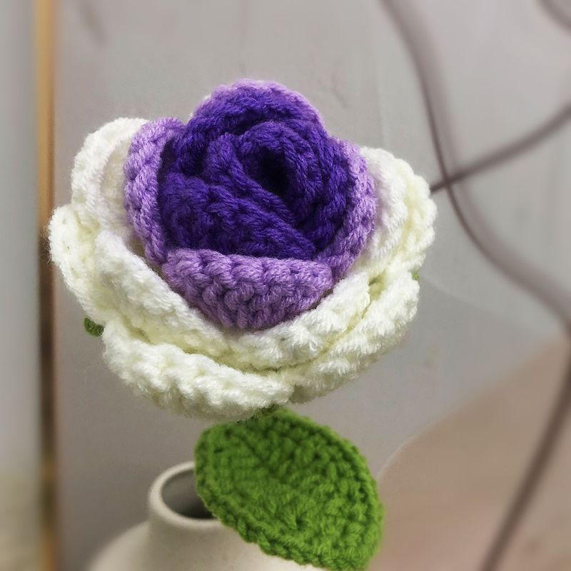 完成品の手作りの花はバラの花をシミュレーションします。|undefined