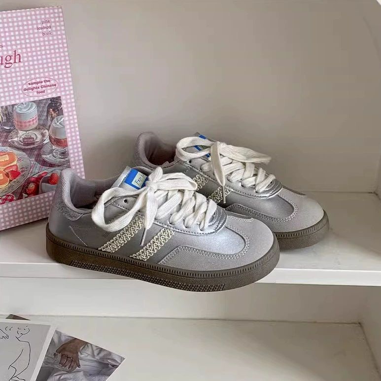 Retro zapatos de entrenamiento de la mujer 2025 primavera nuevos zapatos blancos de moda universal nicho zapatos deportivos casuales para estudiantes