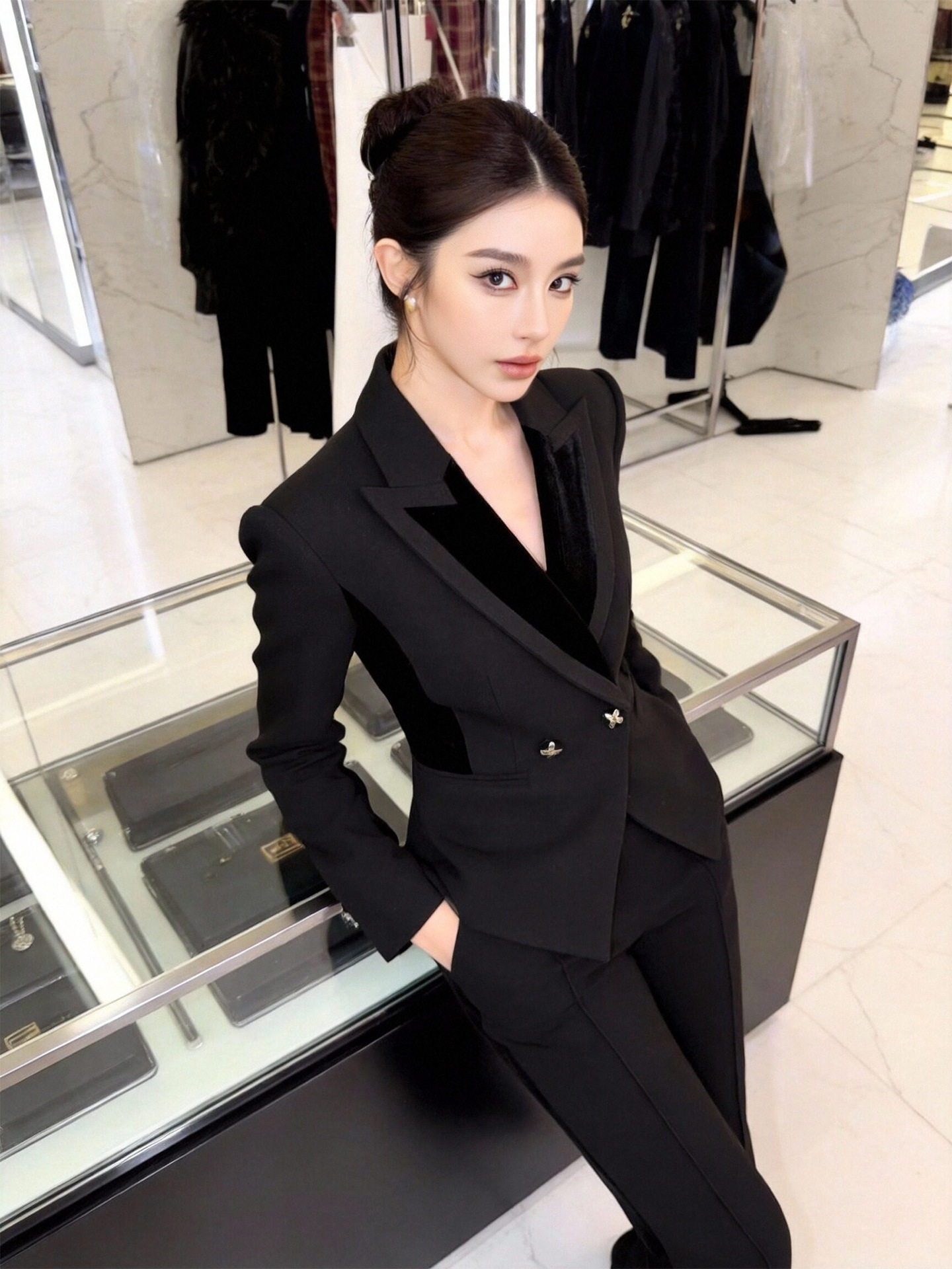 Áo blazer nữ dáng ôm tay dài màu đen phong cách công sở — đen