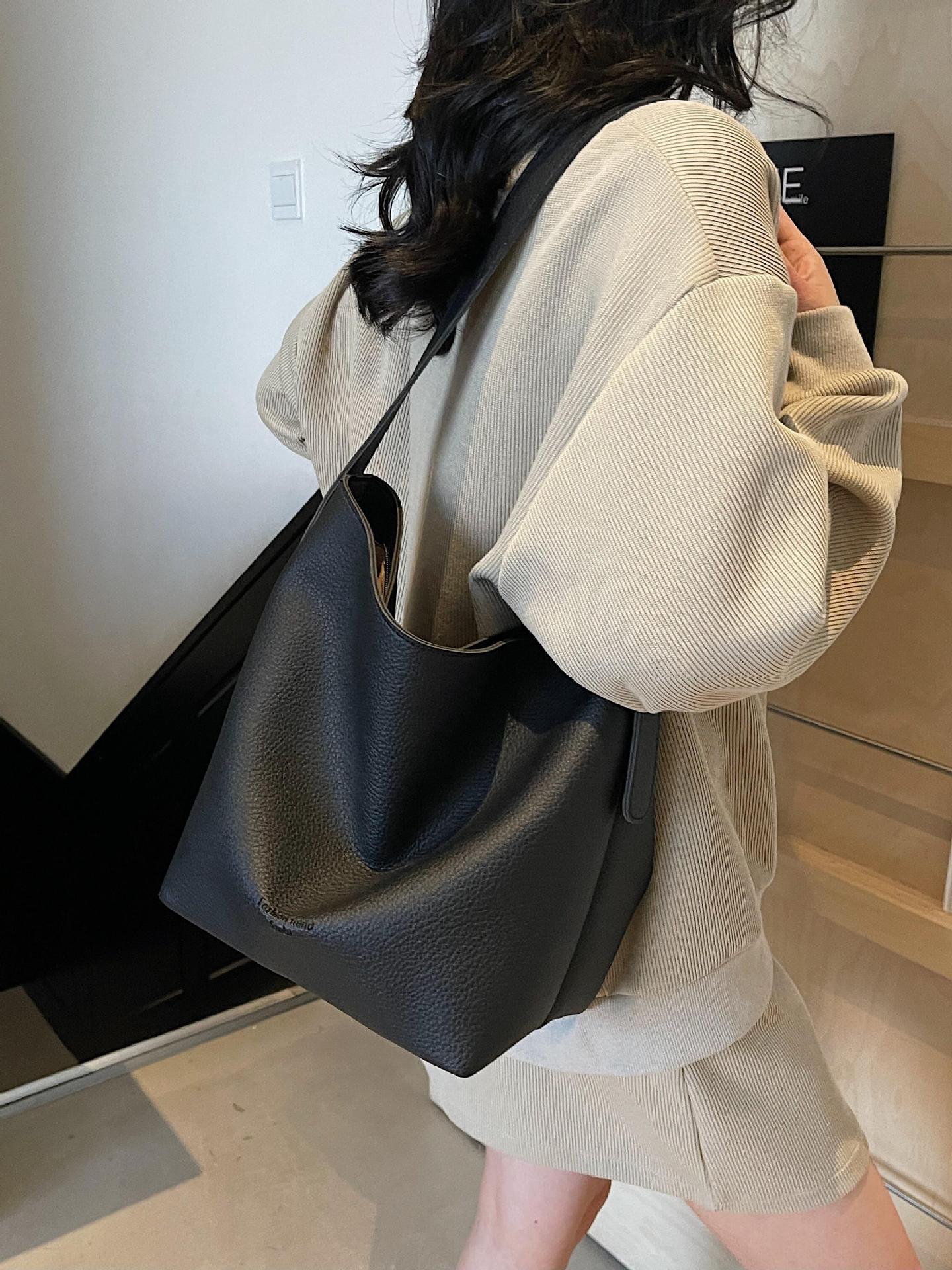 Bolso de cubo de fuego súper retro transfronterizo para mujer 2025 nuevo bolso de hombro simple casual de todo fósforo bolso de mensajero de superficie suave de moda