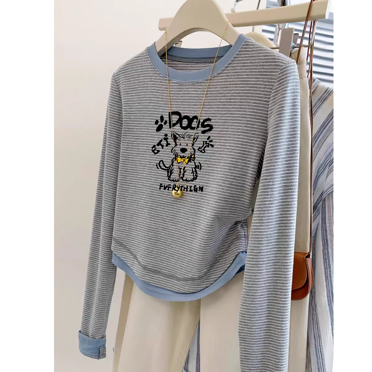 Striped long-sleeved T-shirt for women, new spring and autumn style, short and slim fit, printed top, casual, versatile and slimming.