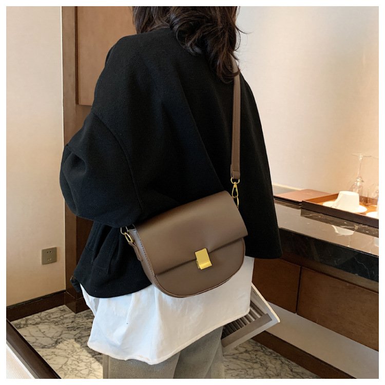 Korean Version Of The Simple Texture Small Bag Autumn 2021 New Trendy Fashion One-shoulder Cross-body Saddle Bag display picture 12