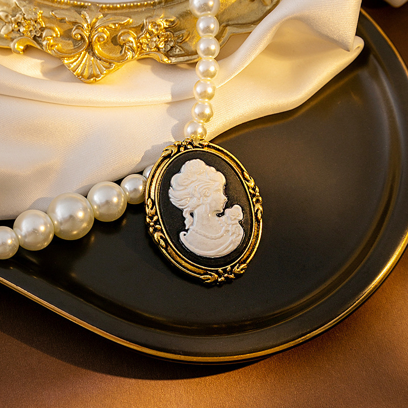 Broche camafeo vintage para mujer estilo medieval retrato_voghion.com