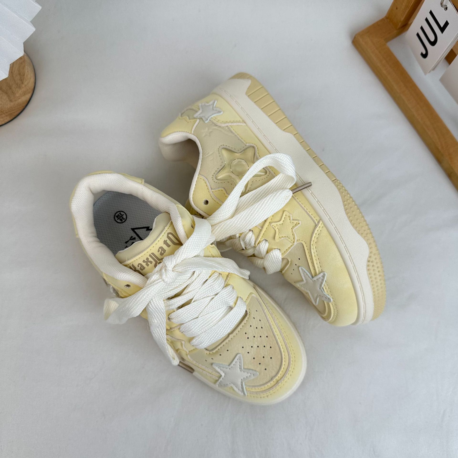 Zapatillas de plataforma baja estudiante 2024 nuevos zapatos de lona estrella versión coreana de zapatos casuales de todo fósforo para mujeres