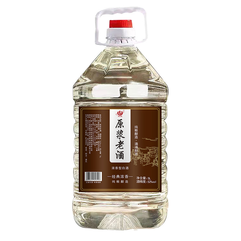 四川純穀白酒桶に散酒を入れる