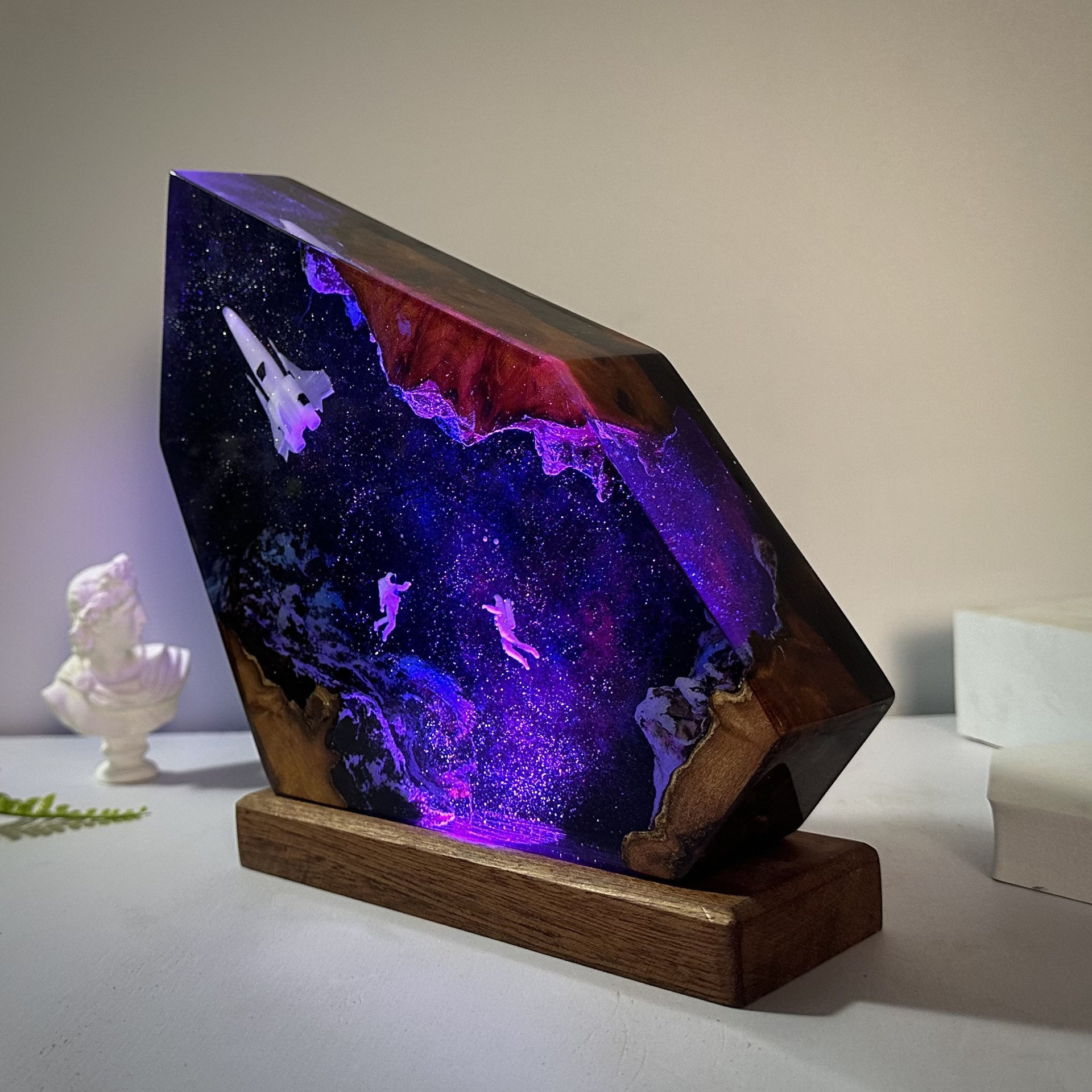 Astronauta lámpara de madera de resina interestelar lámpara de noche galáctica diseño de arte creativo regalo para amigos artefactos mágicos