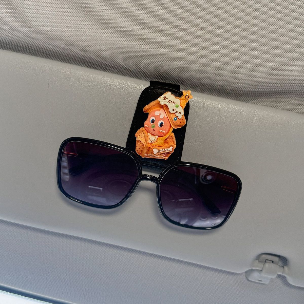 Car glasses holder with star design, sunglasses clip for car interior, sun visor magnetic storage rack for women
