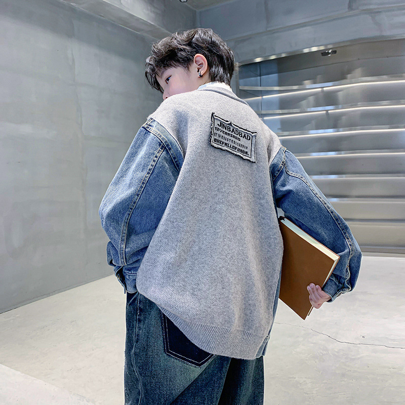 Ropa de otoño e invierno para niños Abrigo de punto de costura de mezclilla 2023 nuevos niños de primavera y otoño con volantes guapo cardigan suéter de niños grandes de moda