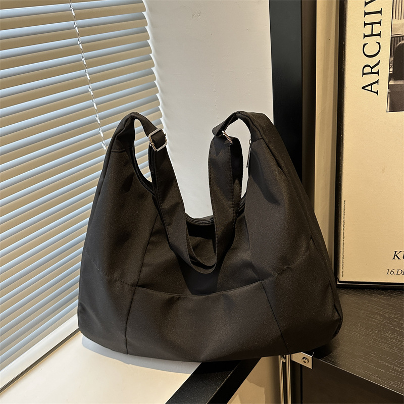 Bolsa de moda simple de invierno 2024 nuevo paquete de bolsillo de gran capacidad simple de estilo coreano bolsas de hombro casuales de brazo