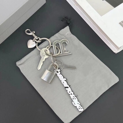 Paris popular pendant keychain with dolphin, heart, dice elements, bag charm, and accessories wholesale Paris popular pendant keychain with dolphin, heart, dice elements, bag charm, and accessories wholesale