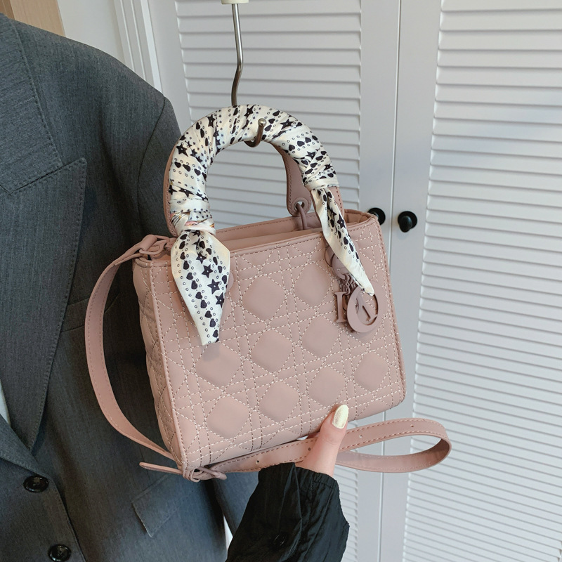 2026 new Korean-style quilted diamond-patterned Lady Dior bag, trendy and stylish for commuting, with letter charms, can be carried by hand, shoulder, or crossbody 2026 new Korean-style quilted diamond-patterned Lady Dior bag, trendy and stylish for commuting, with letter charms, can be carried by hand, shoulder, or crossbody