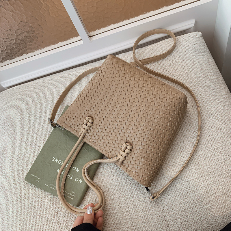 Bolsa de trenzado de nicho transfronterizo de comercio exterior para mujeres 2025 nueva gran capacidad de transporte de viaje bolsa de mano mochila de hombro