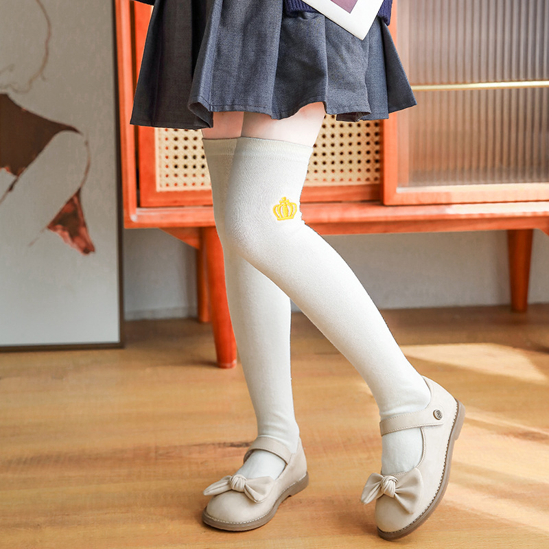 Calcetines altos para niños por encima de la rodilla Medias de algodón para niñas japonesas de primavera y otoño Calcetines de pierna para niños medianos y grandes con bordado de corona de estilo coreano