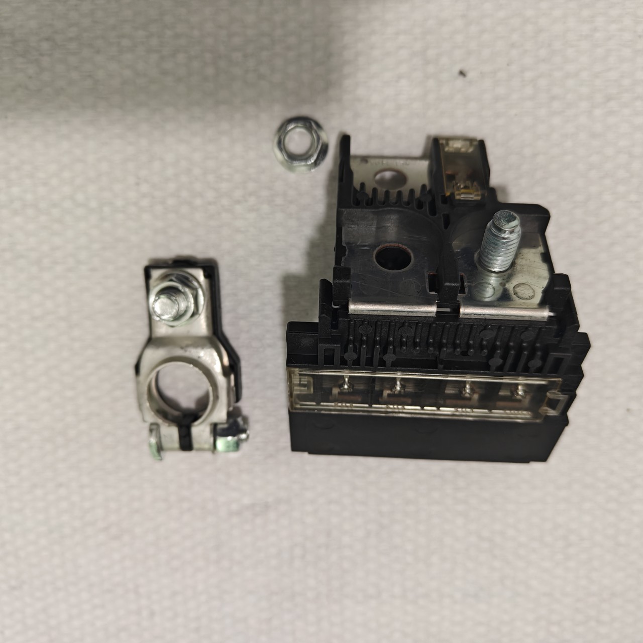 24380-79919 is suitable for Nissan series models, battery positive fuse and fuse accessories