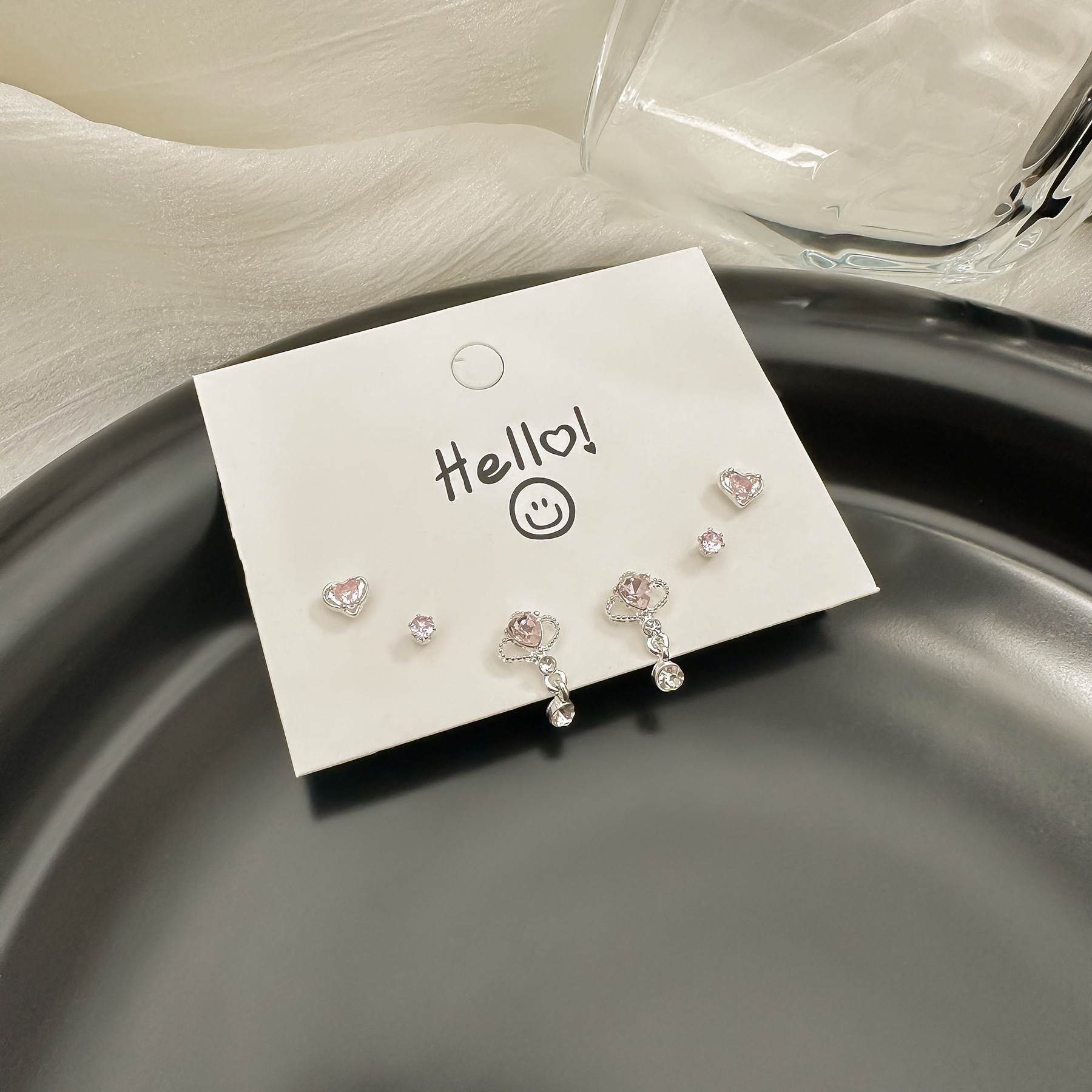 Juego de pendientes de aguja plateados, sencillos y compactos para mujer, pendientes geométricos en forma de corazón, bonitos, dulces y versátiles, venta al por mayor para puestos de mercado