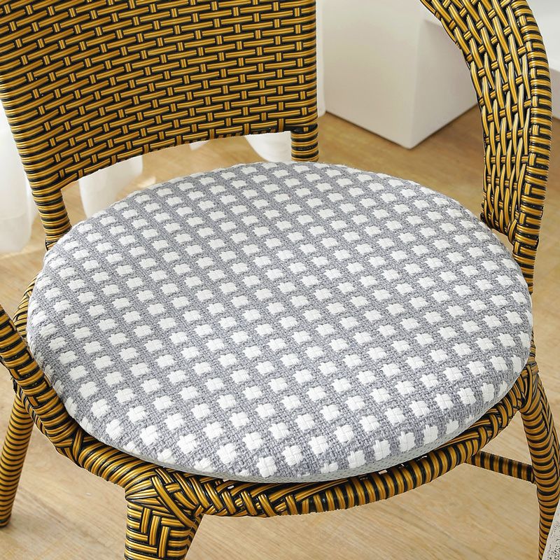 綿麻の円形の座布団を厚くして、藤の椅子の座布団を分解して洗うことができます。